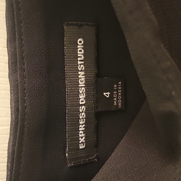 Black mini-skirt, Express, size 4 - Picture 2 of 5